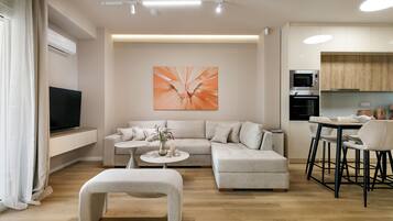 Appartement Supérieur, vue ville | Coin séjour | TV connectée de 45 pouces avec chaînes numériques, Netflix