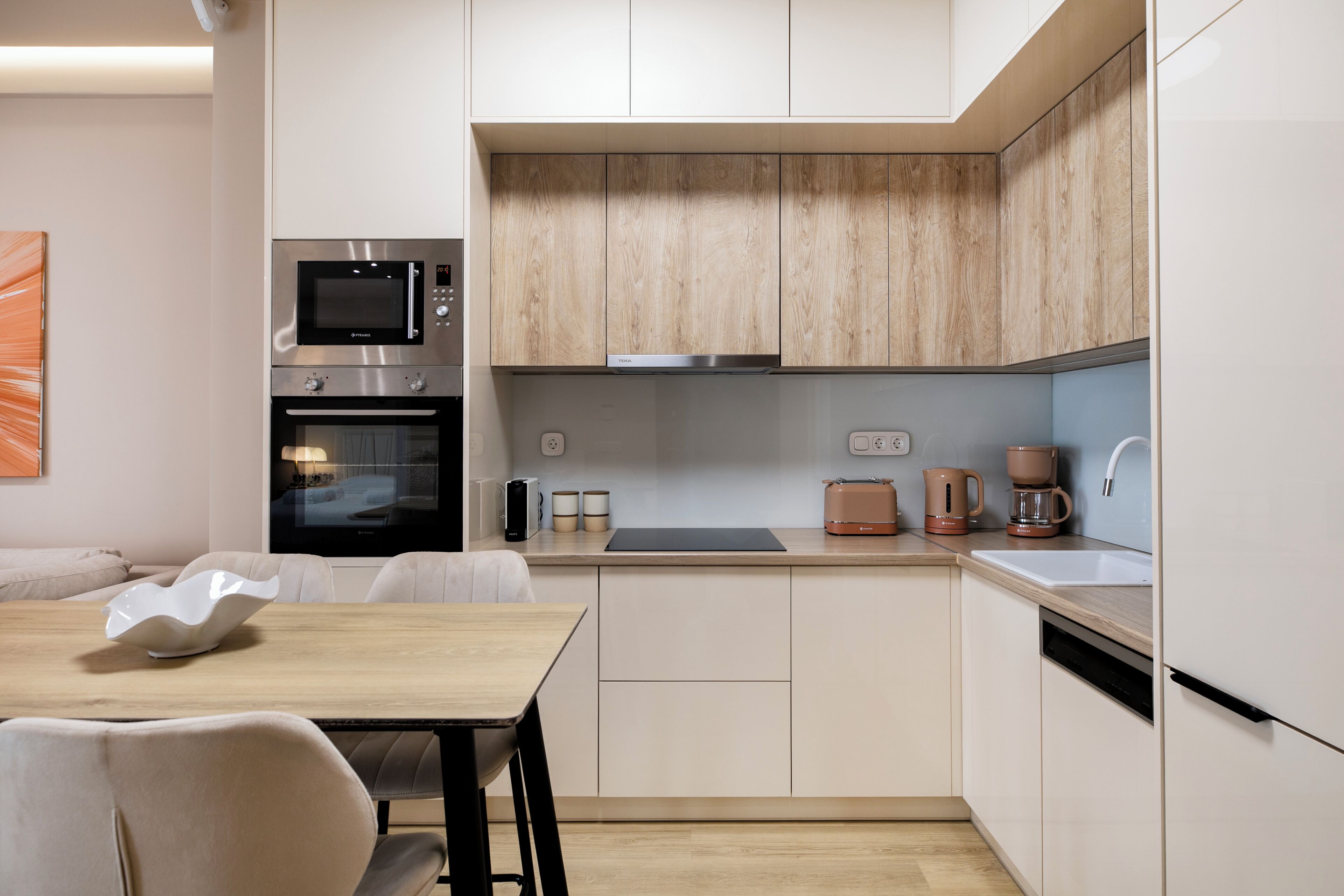 Appartement Supérieur, vue ville | Cuisine privée | Grand réfrigérateur, micro-ondes, four, plaque de cuisson