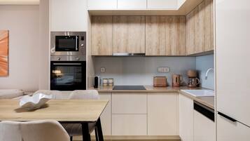 Appartement Supérieur, vue ville | Cuisine privée | Grand réfrigérateur, micro-ondes, four, plaque de cuisson