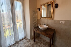 Douche, sèche-cheveux, bidet, serviettes fournies