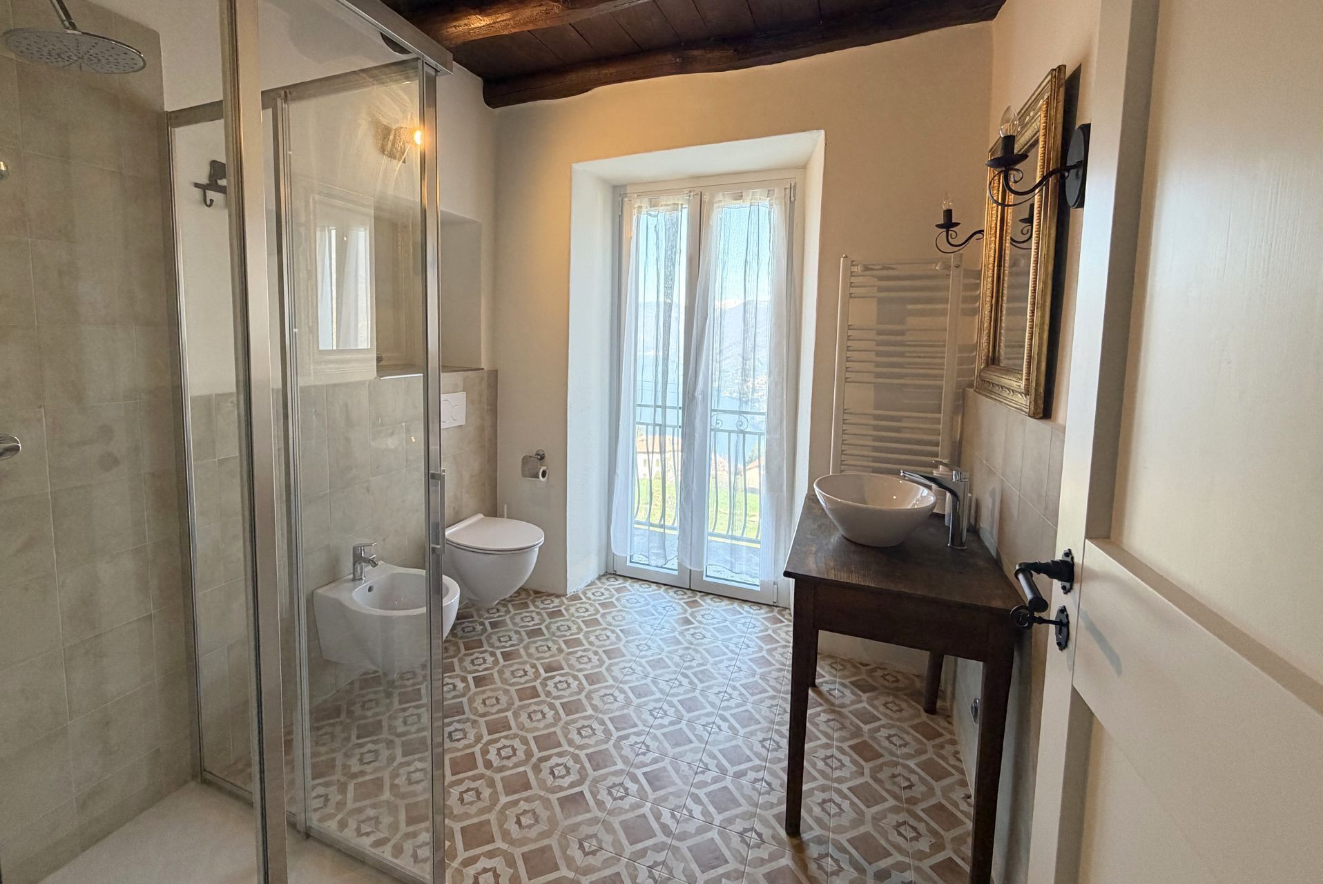 Bruser, hårtørrer, bidet, håndklæder