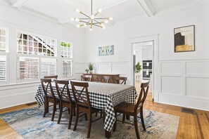 Dining - Hot Tub + Fire Pit + EV Charger | Walk Score 87 (Atlanta)