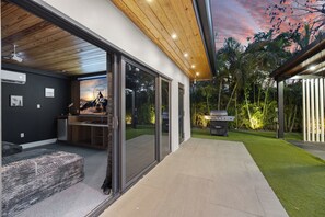 BBQ/picnic area - Villa Solara | Pool · Cinema · Basketball Court  (North Miami Beach)
