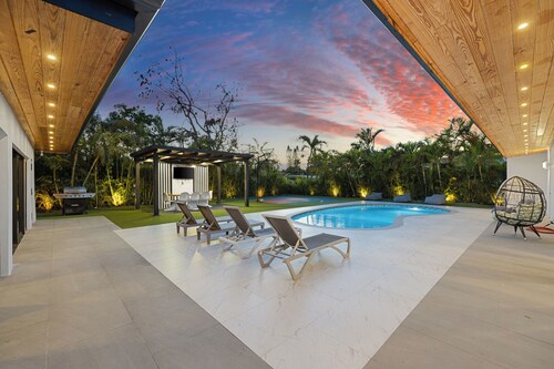 Villa Solara | Pool · Cinema · Basketball Court 