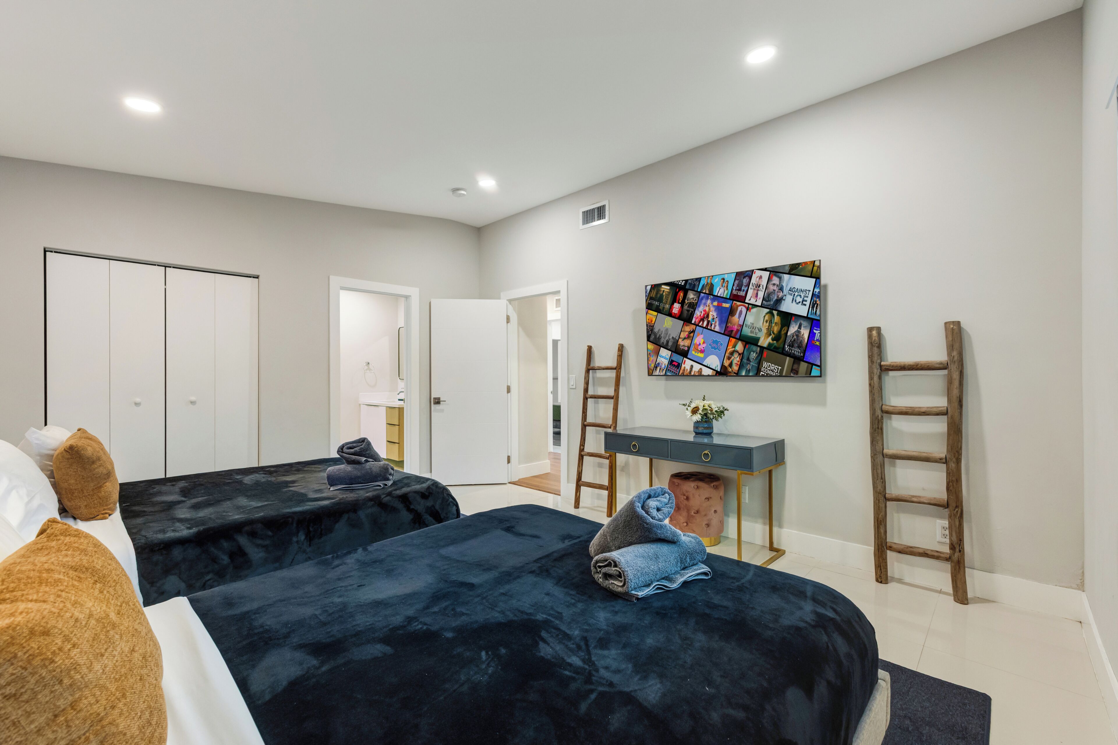 Tabla de planchar con plancha, wifi gratis y ropa de cama 