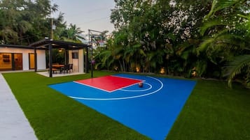Comfort Villa | Sports court