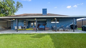 Outdoor dining - FIFA-3 mi-Cowboys/Rangers Complex, 6-Flags, TX Live (Grand Prairie)