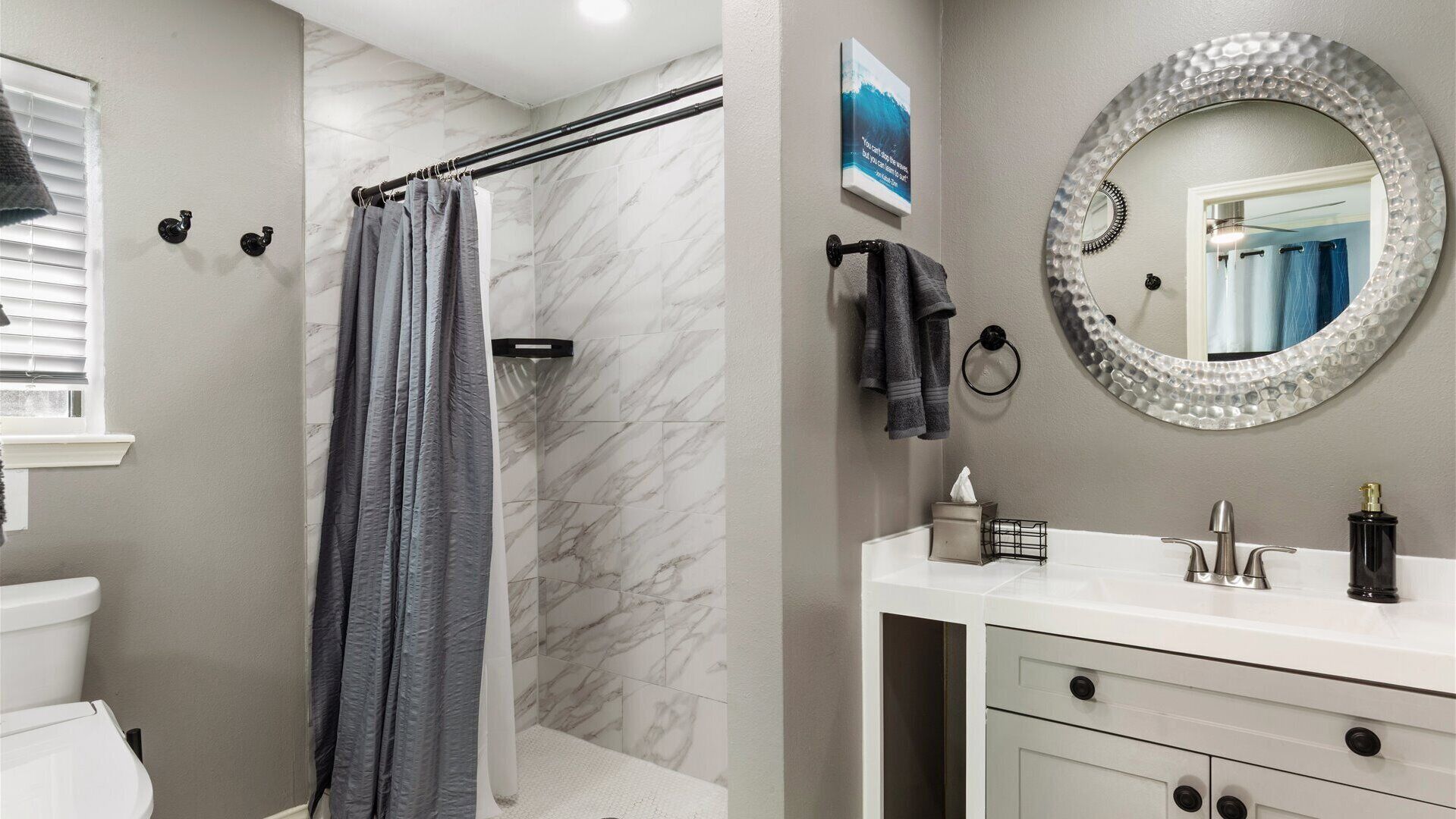 Shower, hair dryer, bidet, towels