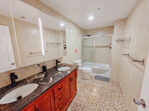 Shower, hair dryer, towels, soap - Ascent / King Bed / Ensuite / Elevator / Center (Philadelphia)
