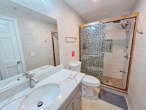 Bathroom - Ascent / King Bed / Ensuite / Elevator / Center (Philadelphia)