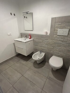 Dusche, Bidet, HandtĂŒcher, Seife