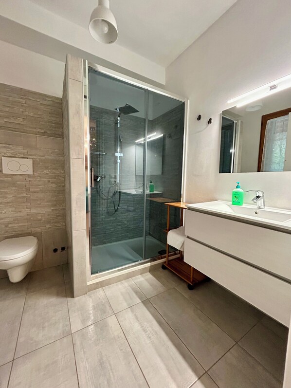 Douche, bidet, serviettes fournies, savon