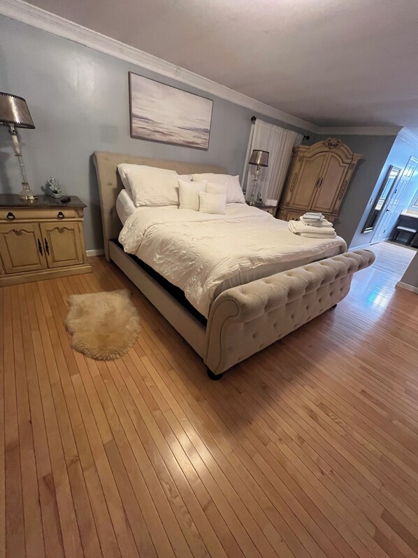 4 habitaciones, tabla de planchar con plancha, wifi y ropa de cama 