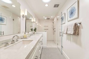 Shower, hair dryer, towels, shampoo - Steps to Sand | FIFA 2026 Beach Home (Manhattan Beach)