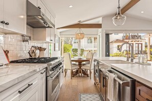 Fridge, microwave, oven, stovetop - Steps to Sand | FIFA 2026 Beach Home (Manhattan Beach)