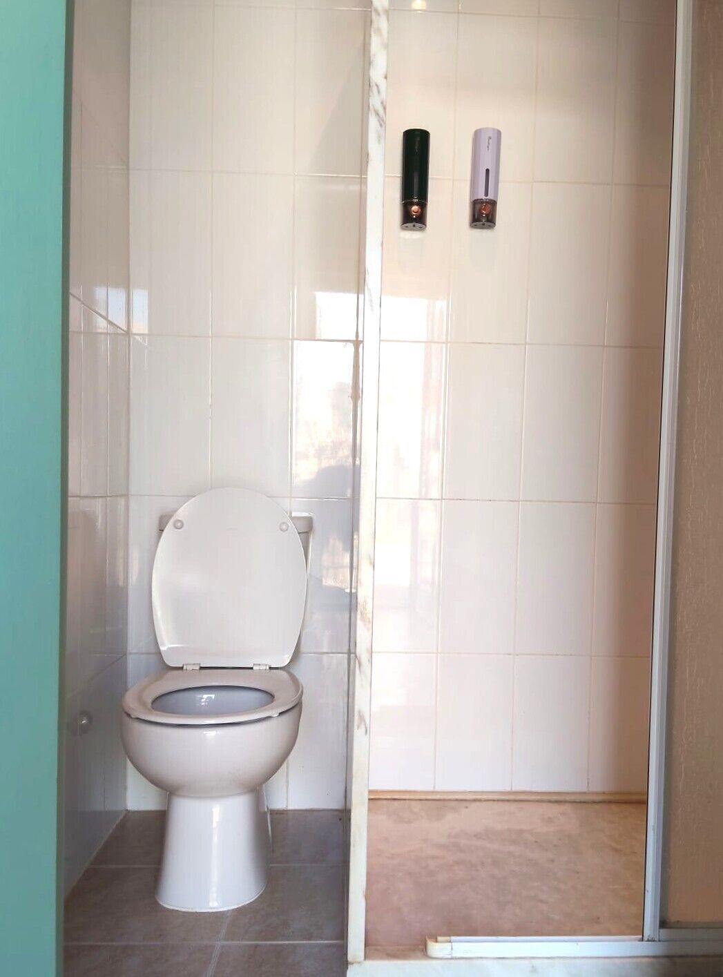 Regadera, toallas, papel de baño 