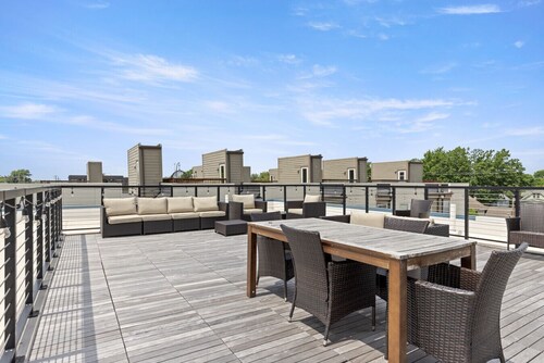 Downtown Access + Free Parking | Sleeps 3| Rooftop