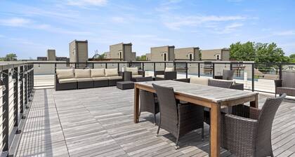 Downtown Access + Free Parking | Sleeps 3| Rooftop