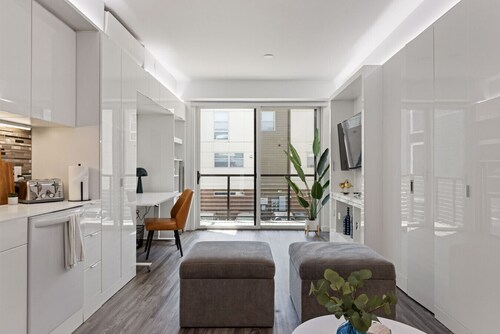 Downtown Access + Free Parking | Sleeps 3| Rooftop