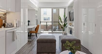 Downtown Access + Free Parking | Sleeps 3| Rooftop
