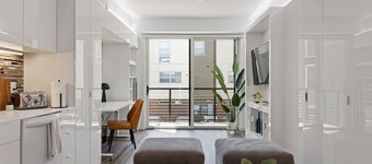 Downtown Access + Free Parking | Sleeps 3| Rooftop