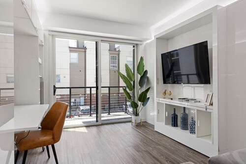 Downtown Access + Free Parking | Sleeps 3| Rooftop