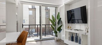 Downtown Access + Free Parking | Sleeps 3| Rooftop