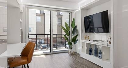 Downtown Access + Free Parking | Sleeps 3| Rooftop