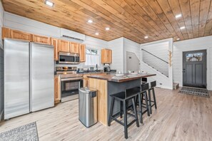 Fridge, microwave, oven, stovetop - Ammonoosuc Riverfront House (Littleton)