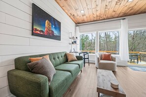TV - Ammonoosuc Riverfront House (Littleton)