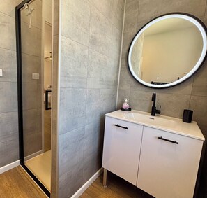 Shower, hair dryer, towels - Maison du Pierre - 4 personnes - Coeur de Tulle (Tulle)