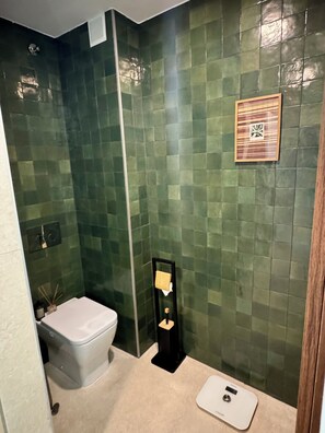 Doccia, asciugacapelli, asciugamani, sapone