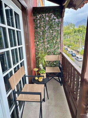 Terrace/patio - Elegant, sun soaked, two bedroom apartment with pool in the heart of Adeje (Adeje)