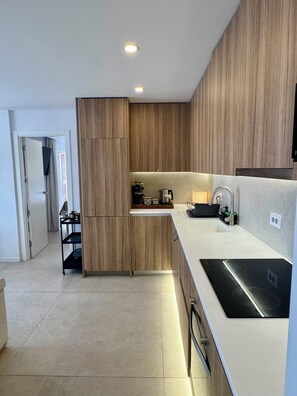 Private kitchen - Elegant, sun soaked, two bedroom apartment with pool in the heart of Adeje (Adeje)