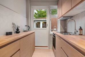 Een koelkast, een oven, een kookplaat, een vaatwasser