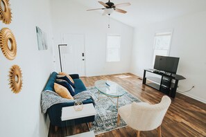 Living area - 12 Min Walk to Downtown, Peaceful Cozy Home (Raleigh)