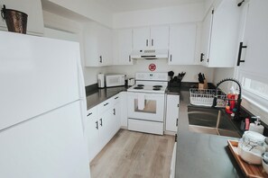 Private kitchen - 12 Min Walk to Downtown, Peaceful Cozy Home (Raleigh)