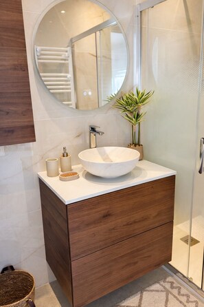 Shower, hair dryer, towels, soap - New cosy home & private garden -Near Paris - Free parking (Franconville)