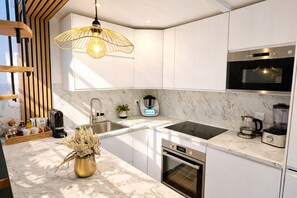 Fridge, microwave, oven, stovetop