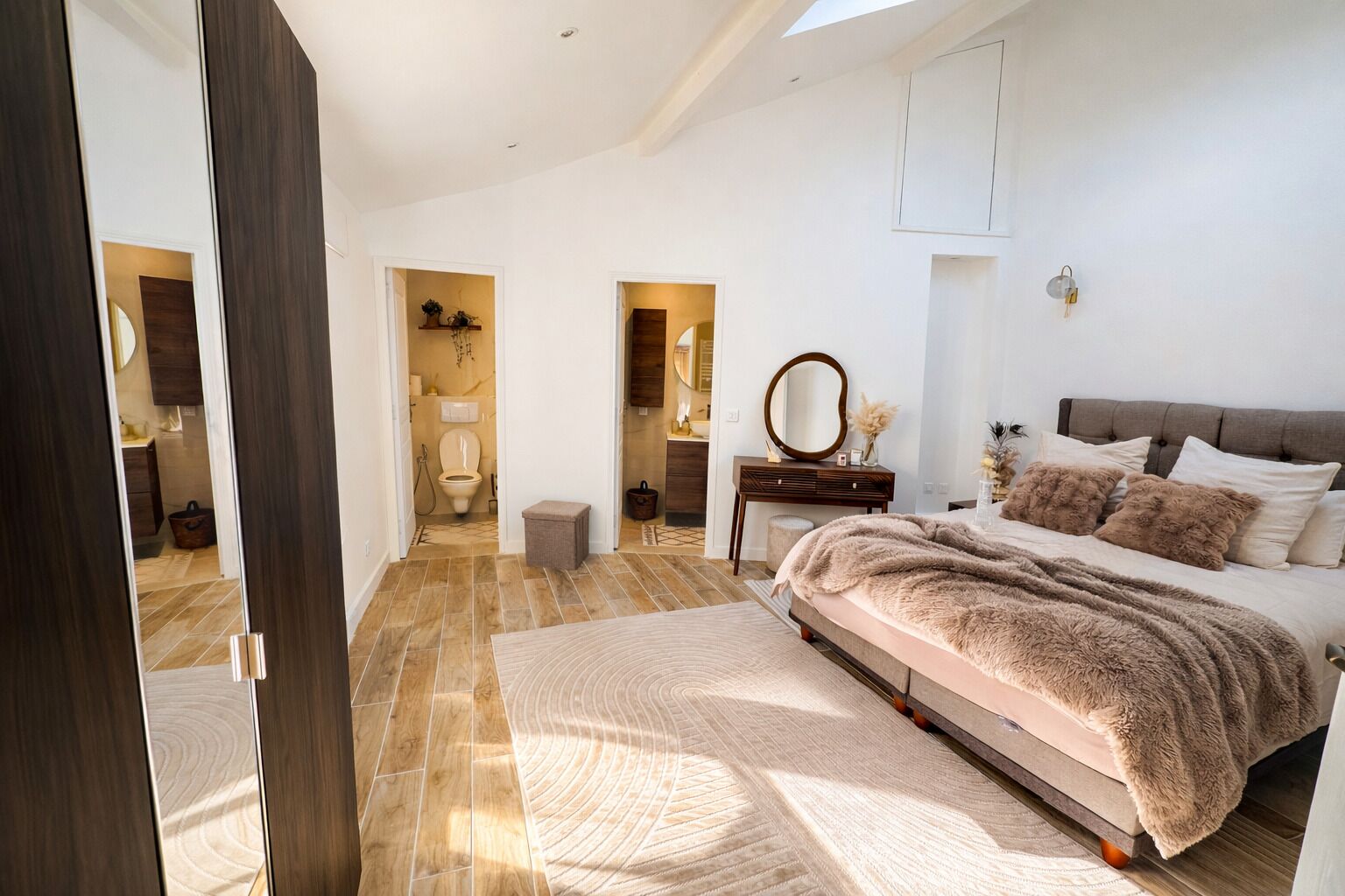 2 bedrooms, desk, iron/ironing board, travel cot