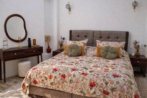 2 slaapkamers, een bureau, een strijkplank/strijkijzer, reisbedje