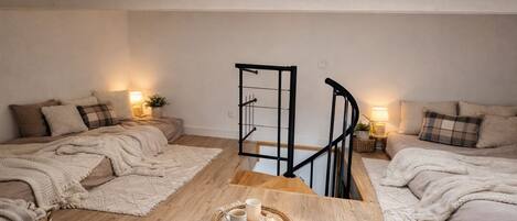 2 soverom, skrivebord, strykejern/-brett og reiseseng for barn