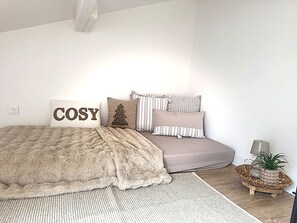 2 slaapkamers, een bureau, een strijkplank/strijkijzer, reisbedje