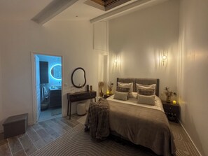 2 slaapkamers, een bureau, een strijkplank/strijkijzer, reisbedje