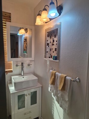 Unclassified image, 3 of 13, button - Charming 1-bedroom condo with AC in vibrant Nassau with pool and beach access (Nassau)