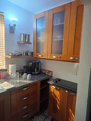 Unclassified image, 4 of 13, button - Charming 1-bedroom condo with AC in vibrant Nassau with pool and beach access (Nassau)