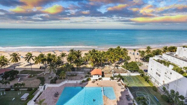 Un hôtel situé en bord de mer, doté d’une piscine, d’un court de tennis et offrant une vue sur l’océan.
