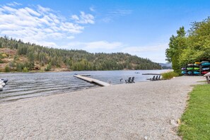 Beach nearby, waterskiing, motor boating