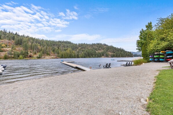 Beach nearby, water skiing, motor boating