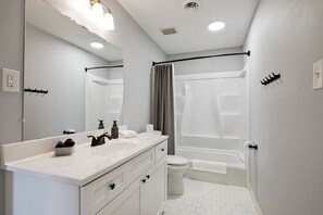Hair dryer, towels - Hoover Furnished Stay | Families & Pros (Hoover)